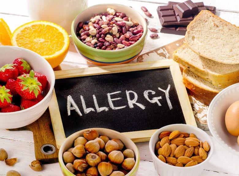 Voedingsmiddelen met veelvoorkomende allergenen: aardbeien, noten, brood en ei