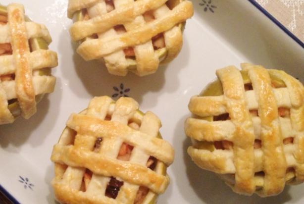 Zelfgebakken appeltaartjes met vlechtdeeg